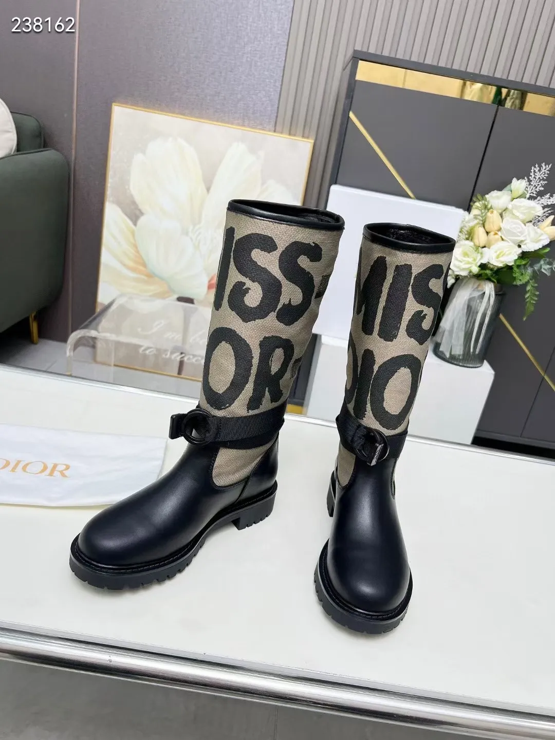 👟👟Ex-factory price 560👟👟 Dior color-blocking new boots for autumn and winter, the latest electric embroidery color-blocking letter logo for autumn and winter, round-toe high-top knight boots for women, Material: first-layer cowhide stitched with electric embroidery fabric, sheepskin lining for feet, original molded TPU outsole Size: 35-40 yards